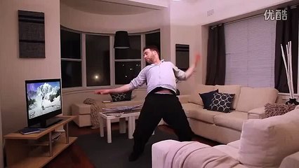 This Drunk Girl Literally Drops Herself Into The Music Of Queens - Komik videolar - Funny videos