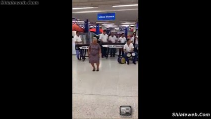 UNA ABUELA BAILANDO AL RITMO DE UNA CANCION INTERPRETADA POR UNA BANDA MUSICAL NOVIEMBRE 2015