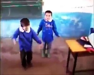 Sınıfta Oynayan Komik Öğrenciler