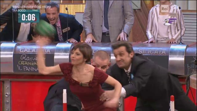 La concorrente di Affari Tuoi usa Flavio Insinna come appoggio