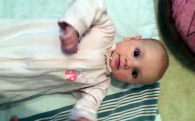 jolie bébé aime jouer coucou !