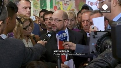 Shulz visita centro de acolhimento de migrantes