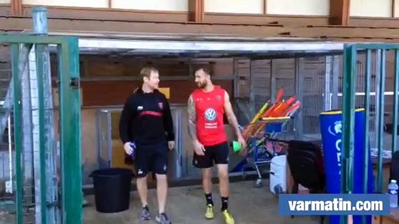 RCT: Quade Cooper arrive à l'entraînement