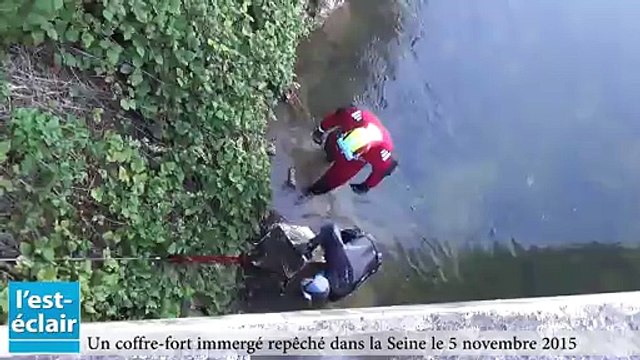 Un coffre-fort immergé repêché dans la Seine le 5 novembre 2015