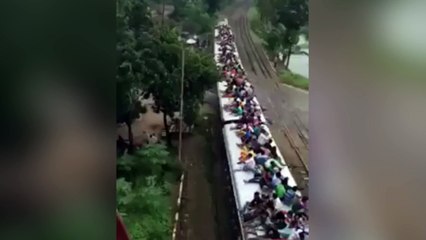 Cientos de pasajeros indios en el techo de un tren