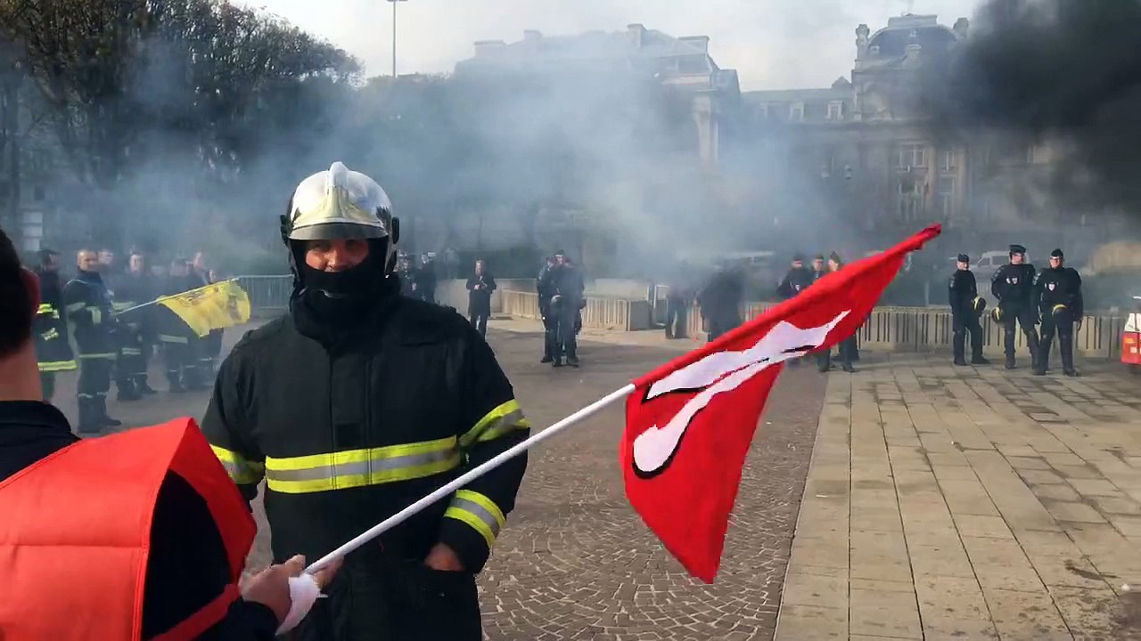 Manifestation des pompiers : arrivée place de la République