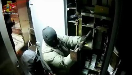 Bari - furti alle casse dei caselli autostradali e ai Tir, 9 arrestati