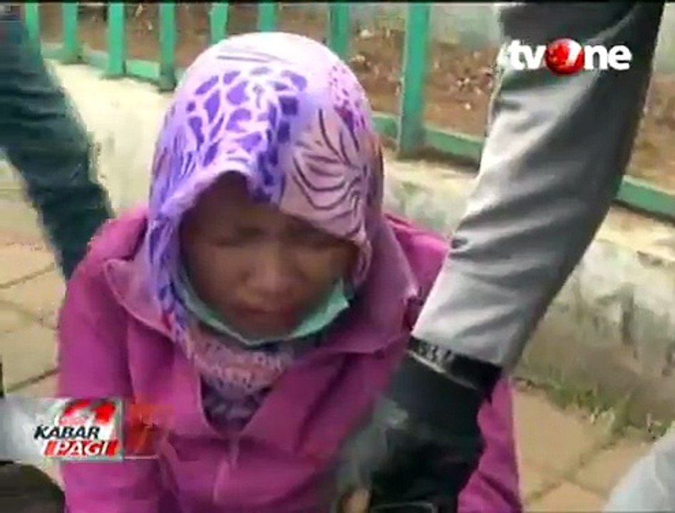 Kena Razia Polisi, Wanita Ini Pingsan di Pinggir Jalan