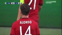 Alonso quase parte um pé. Tenta não rir.