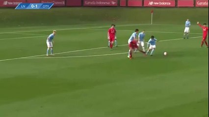 Liverpoollu gençten şahane frikik!