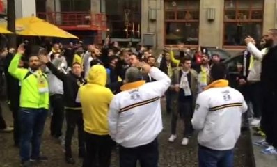 Fenerbahçeliler Amsterdam Dam Meydanı'nda ortalığı inletiyor