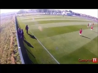 Teknik direktör futbolcuyu tekmeledi