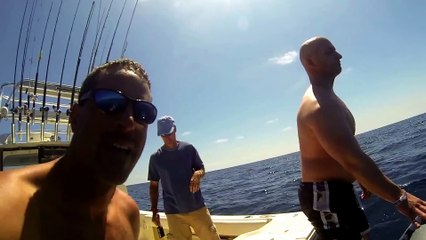 Une scène surréaliste avec un Homme qui Chevauche un Poisson Lune