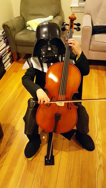 Dark Vador joue le theme de Star Wars au violoncelle