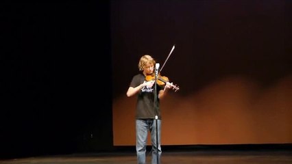 Un adolescent joue Stairway to Heaven au violon