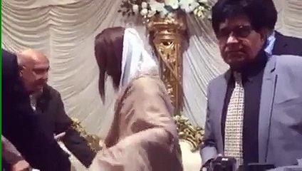 Gharida Farooqi getting physical with security person