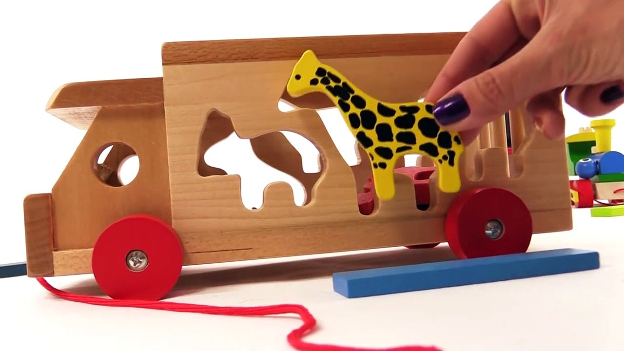 Oyuncaklarla oynuyoruz Hayvanlar ahşap kamyonet ile ormana gidiyor