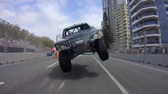 Un duel de pickups lancé à plus 200km/h avec des sauts et des contacts