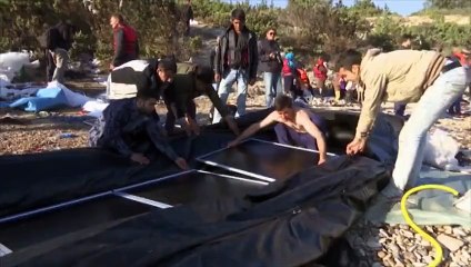 Comment les migrants se préparent à traverser la mer Egée en Turquie