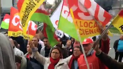 Valenciennes : syndicats et élus devant le commissariat en soutien au salarié de PSA licencié pour vol
