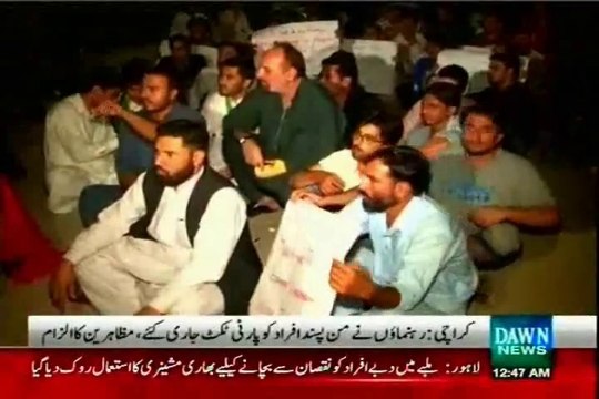 PTI workers protest against unfair award of tickets for LG polls at Insaaf House Karachi