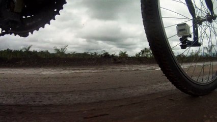 Lonely cyclist, Ciclista solitário, hoje na lama e chuva, nas várzeas do Rio Paraíba do Sul, (11)