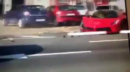 Il crash sa ferrari en quittant le concessionnaire