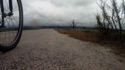 Lonely cyclist, Ciclista solitário, hoje na lama e chuva, nas várzeas do Rio Paraíba do Sul, (13)