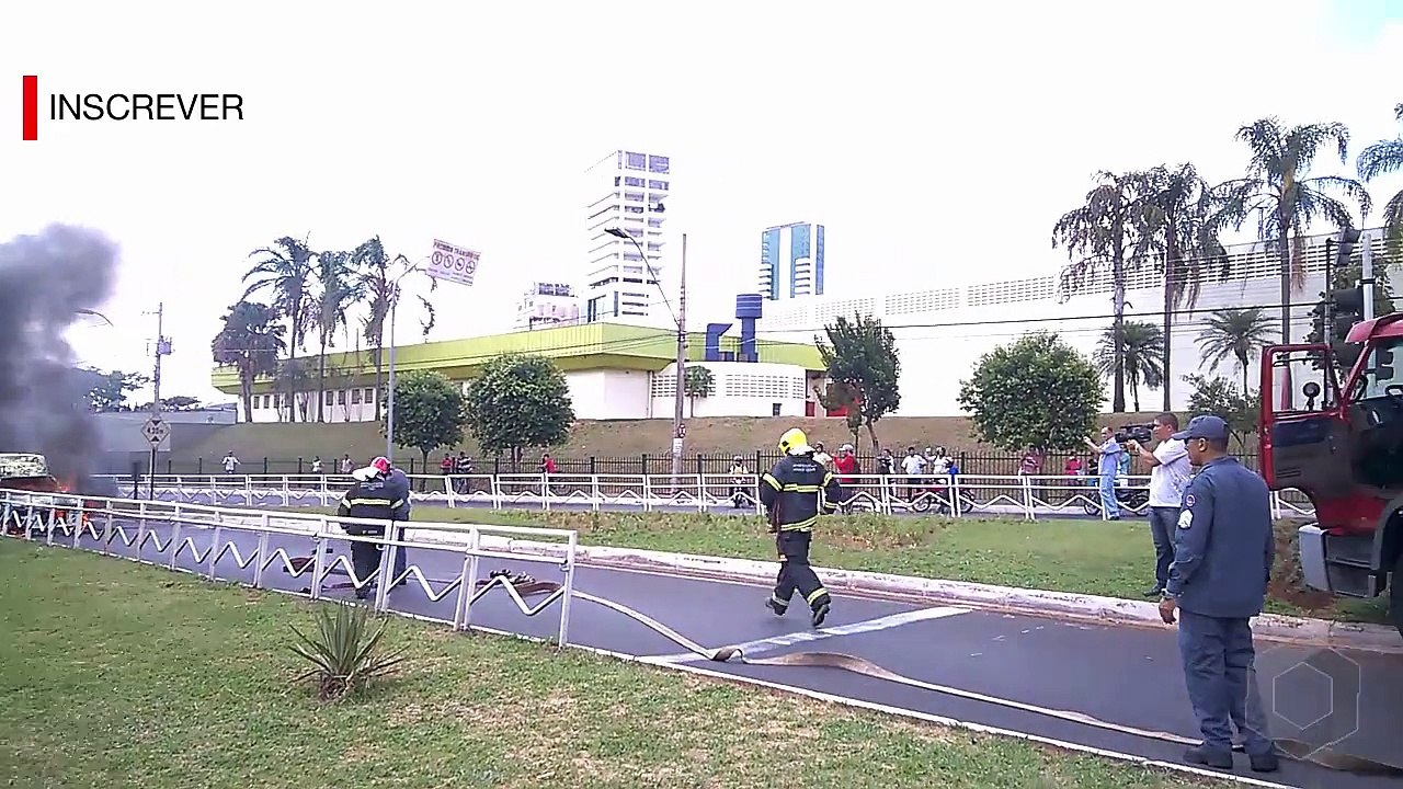 Exclusivo Carro pega fogo em frente a Prefeitura Municipal de Uberlândia