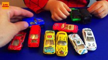 Маленький Мальчик Человек Паук Распаковывает Игрушки Машинки Little Boy Spider-Man Unboxing Cars Toys