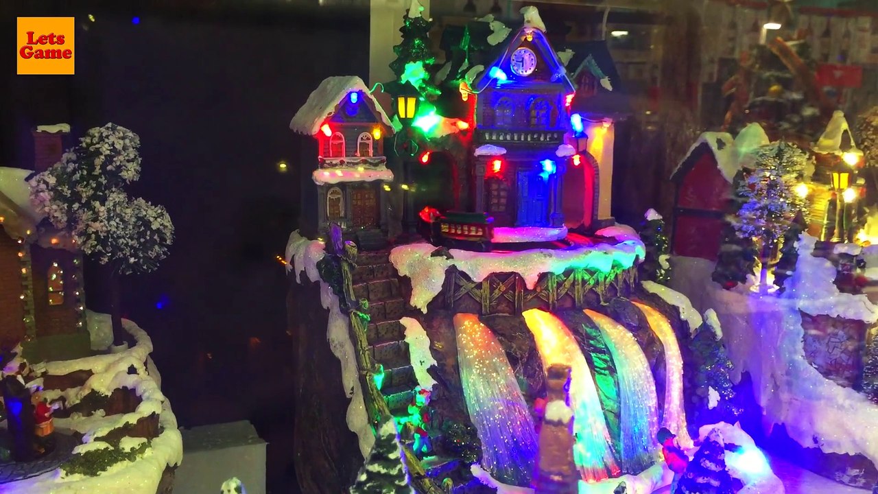 Елка и Игрушки в Детском Магазине Игрушек