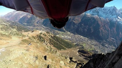 INSOLITE : elle saute en wingsuit et vole avec un aigle