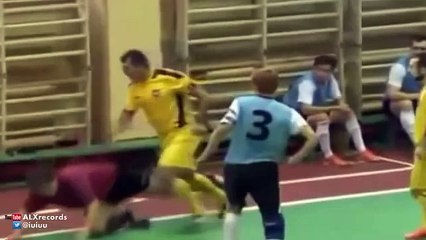 Futsal player PUNCH referee in face (Russia)