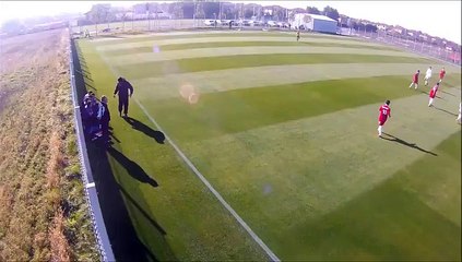 Teknik direktör futbolcuyu böyle tekmeledi