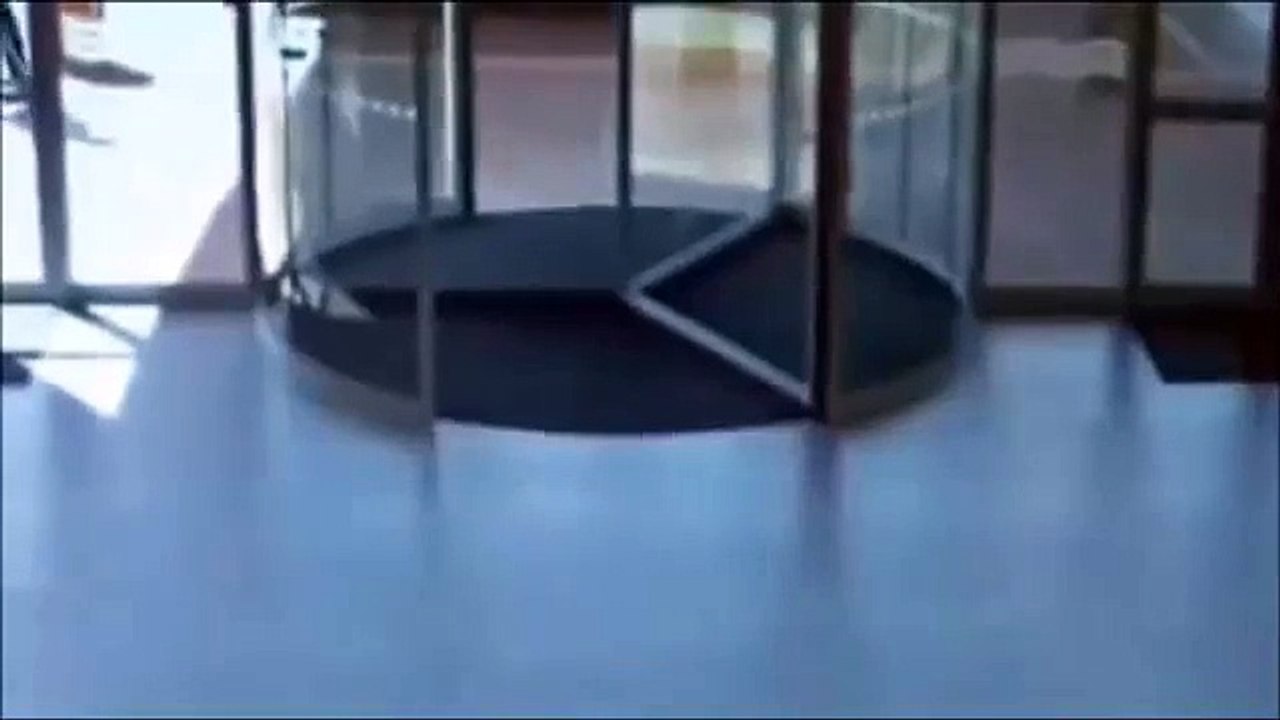 Женщина не заметила стеклянную дверь в торговом...