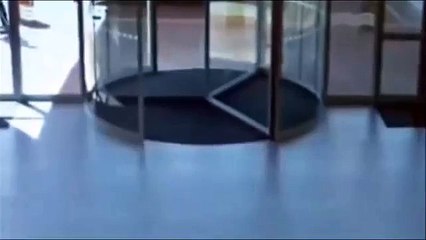 Женщина не заметила стеклянную дверь в торговом центре