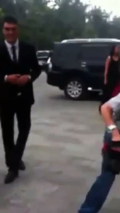 Джеки Чан пьет русскую водку красаучик!