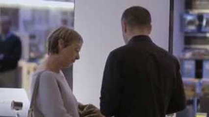 【ドッキリ】イニエスタが店員になってみた！サプライズ！