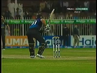Shahid Afridi extra ordinary Catch (Cricket Pakistan)