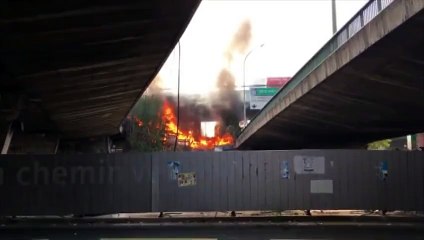 Un incendie dans un camp rom coupe la circulation sur l’A1