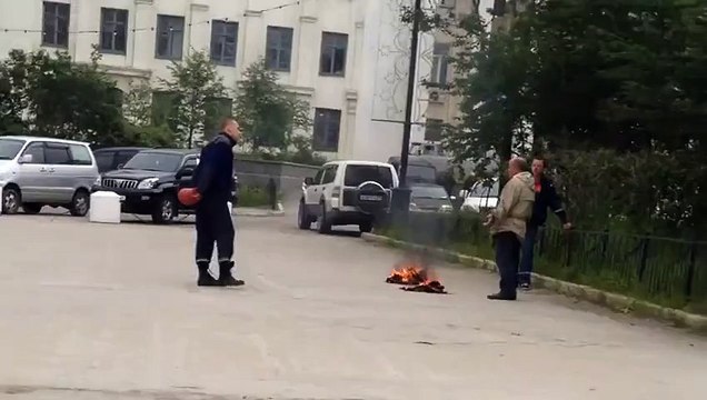 Le sauvetage d'un homme qui voulait s'immoler par le feu