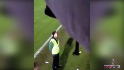 Torcedores jogam balde de água em bandeirinha