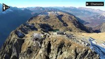 Un aigle et une championne de wingsuit font une descente à 150 km/h