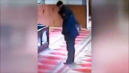 طفل يلعب مع والده أثناء الصلاة شاهد ماذا فعل الأب عند إنتهاءه!