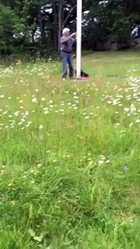 مواطن سويدى الأصل ينزل علم المقاطعة التى يعيش فيها ويرفع مكانه علم فلسطين .. ويقدم له التحية
