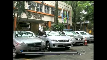 Polícia atira em rapaz ao confundir skate com arma