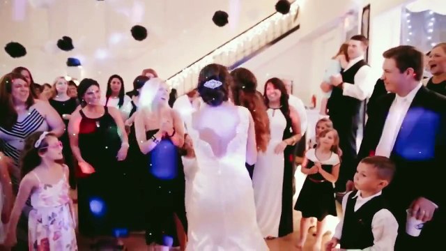 Подружка невесты хотела поймать букет, но о таком она и мечтать не могла