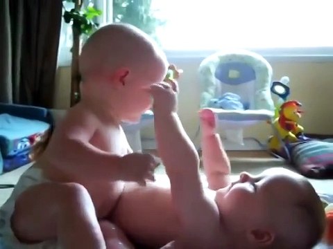 Близнецы общаются друг с другом