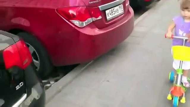 Девочка знает все марки машин