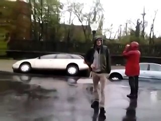 Обрушение дороги и повреждение десятков припаркованных автомобилей